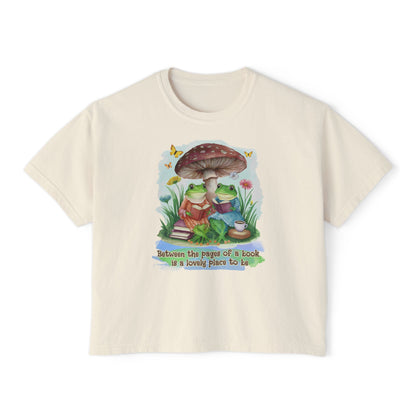 Books Frogs and Mushrooms Reading Aesthetic Comfort Colors Women's Boxy Tee