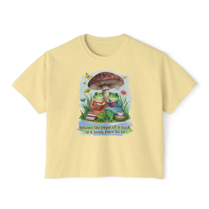 Books Frogs and Mushrooms Reading Aesthetic Comfort Colors Women's Boxy Tee